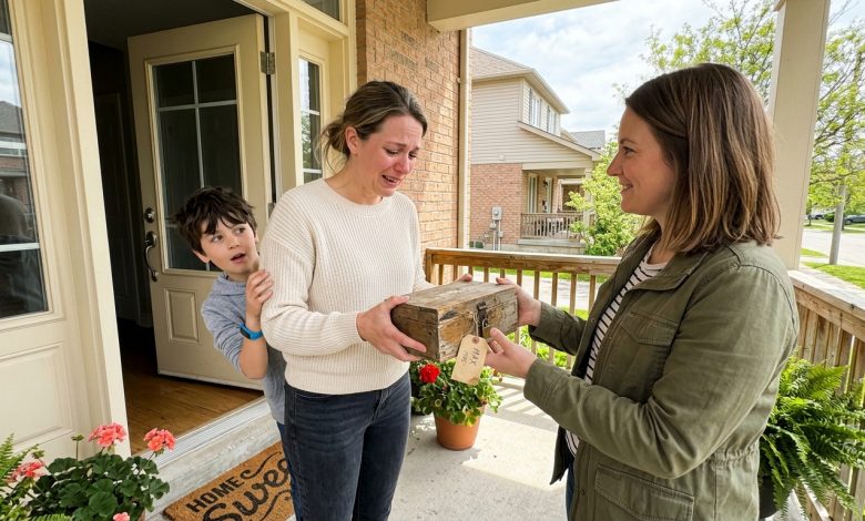 Il vicino scontroso urlava ai miei bambini da anni — Dopo che se n’è andato, è arrivata sua figlia con una scatola chiusa a chiave indirizzata a mio figlio Il vicino scontroso urlava ai miei bambini da anni — Dopo che se n’è andato, è arrivata sua figlia con una scatola chiusa a chiave indirizzata a mio figlio