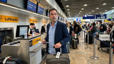 Mio marito si toglieva l’anello matrimoniale prima di ogni viaggio di lavoro. Quello che ho messo nella sua valigia lo ha fatto urlare all’aeroporto