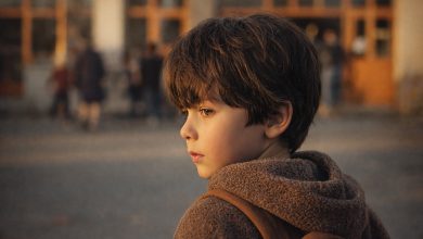 Mio figlio è morto a diciannove anni — e cinque anni dopo un bambino con la stessa voglia sotto l’occhio destro è entrato nella mia classe