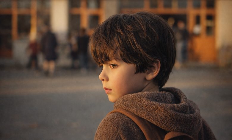 Mio figlio è morto a diciannove anni — e cinque anni dopo un bambino con la stessa voglia sotto l’occhio destro è entrato nella mia classe