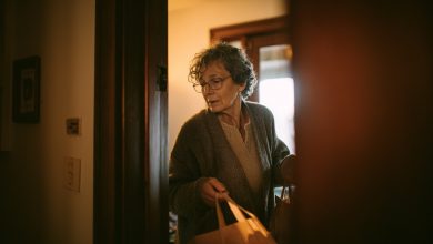 Sono tornato a casa presto. C’erano delle scarpe vicino alla porta che non erano mie — e la voce di mia figlia in cucina.