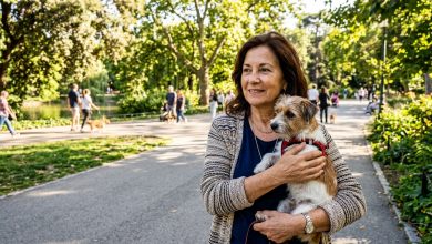 Ho incontrato lui mentre portavo il cane a passeggio nel parco. Ho 63 anni e pensavo che non avrei mai più guardato nessuno. Mia figlia dice che mi sto rendendo ridicola. Non mi sono sentita così viva da anni.Ho incontrato lui mentre portavo il cane a passeggio nel parco. Ho 63 anni e pensavo che non avrei mai più guardato nessuno. Mia figlia dice che mi sto rendendo ridicola. Non mi sono sentita così viva da anni.