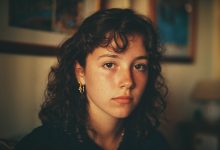 Mamma mi ha cacciato di casa quando ero incinta a 17 anni — e dodici anni dopo è apparsa sulla soglia in lacrime