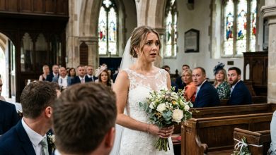 Proprio durante la cerimonia nuziale, una bambina entrò nella sala e si diresse verso il mio fidanzato