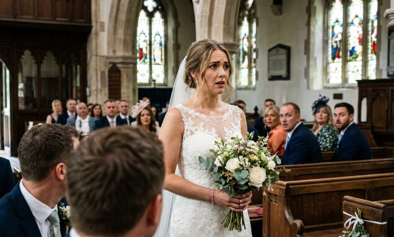 Proprio durante la cerimonia nuziale, una bambina entrò nella sala e si diresse verso il mio fidanzato