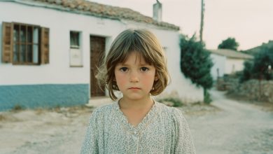 La famiglia affidataria mi ha fatto vivere sotto le scale per tutta la mia infanzia – più tardi, strisciarono alla mia porta in ginocchio