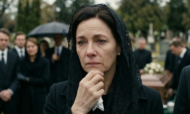 Per Dieci Anni Ho Mandato Soldi a Mio Fratello Ogni Mese. Poi si è Presentato a un Funerale in una Mercedes.