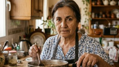 Mia suocera vive con noi da due anni. Ieri ha detto a mia figlia: “Tua madre non potrebbe mai cucinare così” — e io ero a tre metri di distanza.