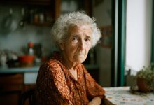 «Mamma, ho trovato una nonna per noi! Stava piangendo per strada!» gridò mio figlio appena entrò dalla porta, come se avesse portato a casa un gattino e non una persona…