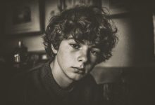 Un adolescente si è tuffato in un fiume ghiacciato per salvare un cane — e la mattina seguente davanti a casa sua si è fermato un SUV nero