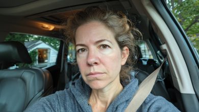 Mio fratello ha convinto la mamma a cedergli il suo appartamento in cambio di assistenza a vita. Il primo anno veniva ogni giorno. Poi una volta a settimana. Poi una volta al mese. Poi un lunedì mattina il vicino ha chiamato…