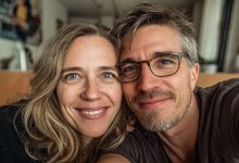 Mio marito ha deciso di distruggermi subito dopo che gli ho salvato la vita — ma nostra figlia ha detto al giudice: «Posso mostrare qualcosa di cui la mamma non sa nulla?»