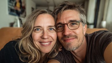 Mio marito ha deciso di distruggermi subito dopo che gli ho salvato la vita — ma nostra figlia ha detto al giudice: «Posso mostrare qualcosa di cui la mamma non sa nulla?»