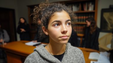 La famiglia arrivò per dividere l’eredità del nonno ricco, convinta che fosse già tutto deciso… ma il nonno lasciò una lettera e una ragazza di 13 anni che cambiò tutto…