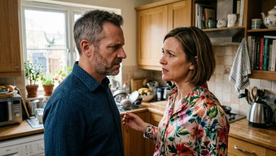 Tornò a casa prima del solito e andò direttamente alla doccia. Sul pavimento del bagno trovai qualcosa che non poteva essere stato “portato a casa dal lavoro”.