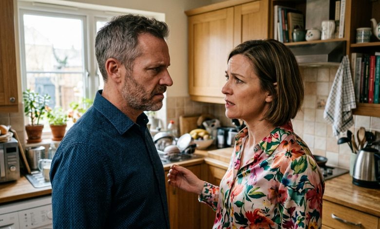 Tornò a casa prima del solito e andò direttamente alla doccia. Sul pavimento del bagno trovai qualcosa che non poteva essere stato “portato a casa dal lavoro”.