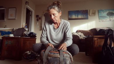 Ho trovato una fortuna nella borsa di mio marito custode. La sua spiegazione ha cambiato tutto