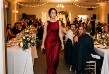 La madre del mio ex mi ha mandato un vestito rosso per il suo matrimonio — quando ho capito il perché, mi sono venute meno le gambe