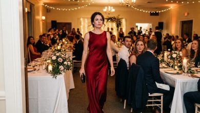 La madre del mio ex mi ha mandato un vestito rosso per il suo matrimonio — quando ho capito il perché, mi sono venute meno le gambe