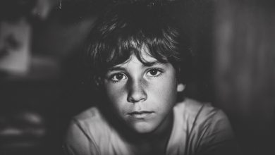 Il ricco autista urlò contro un ragazzo che spingeva la madre su una sedia a rotelle. Dodici anni dopo, il destino li riunì di nuovo.