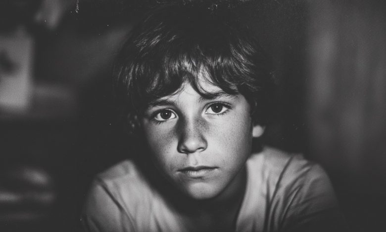 Il ricco autista urlò contro un ragazzo che spingeva la madre su una sedia a rotelle. Dodici anni dopo, il destino li riunì di nuovo.