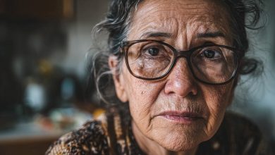 Mia figlia si è trasferita all’estero e per tre anni mi ha detto di vivere da sola. Quando sono volata per sorprenderla, un uomo più vecchio di me ha aperto la porta.