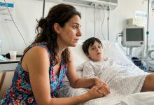 Il mio ex marito continuava a dire che nostro figlio si era rotto la gamba per una semplice caduta… finché un’infermiera non mi passò un biglietto con una sola frase che mi fece cedere le gambe…