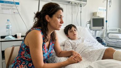 Il mio ex marito continuava a dire che nostro figlio si era rotto la gamba per una semplice caduta… finché un’infermiera non mi passò un biglietto con una sola frase che mi fece cedere le gambe…