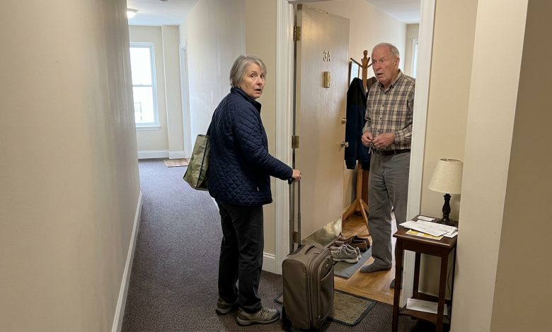 Mia figlia si è trasferita all’estero e per tre anni mi ha detto di vivere da sola. Quando sono volata per sorprenderla, un uomo più vecchio di me ha aperto la porta.