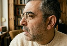 Mia moglie mi aveva chiesto di non aprire i pacchi intestati a lei — un giorno uno è caduto e si è aperto da solo, e quello che ho visto dentro non sono riuscito a spiegarmelo in alcun modo