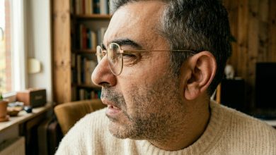 Mia moglie mi aveva chiesto di non aprire i pacchi intestati a lei — un giorno uno è caduto e si è aperto da solo, e quello che ho visto dentro non sono riuscito a spiegarmelo in alcun modo