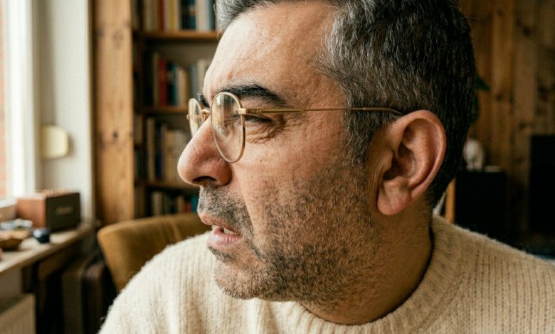 Mia moglie mi aveva chiesto di non aprire i pacchi intestati a lei — un giorno uno è caduto e si è aperto da solo, e quello che ho visto dentro non sono riuscito a spiegarmelo in alcun modo Mia moglie mi aveva chiesto di non aprire i pacchi intestati a lei — un giorno uno è caduto e si è aperto da solo, e quello che ho visto dentro non sono riuscito a spiegarmelo in alcun modo