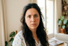 Ho partorito venerdì mattina. Sabato sera ha chiamato mia suocera — la prima telefonata in tutto questo tempo. Pensavo che mi avrebbe chiesto come stavo io, come stava suo nipote. Invece mi ha chiesto: stai già dimagrendo? Perché alcune, dopo il parto, si lasciano completamente andare. Mio marito mi ha detto piano: «Non offenderti, lei semplicemente non sa fare diversamente.» L’ho guardato e in quel momento ho capito che non sarei più rimasta in silenzio…