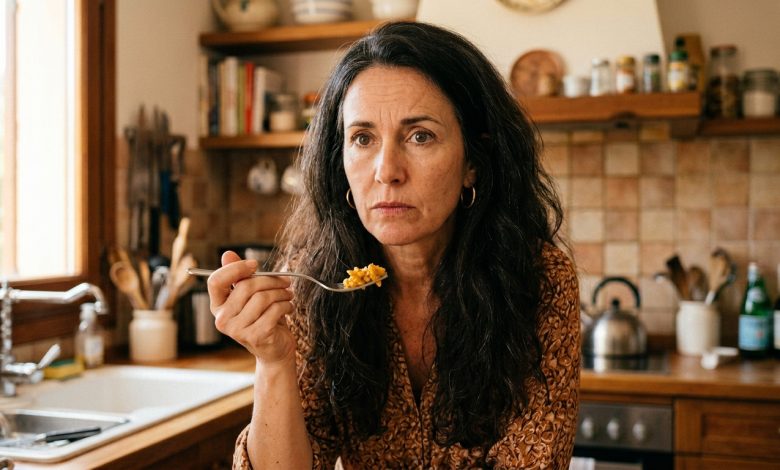 Mio figlio non mi ha chiamata il giorno del mio compleanno. Né al mattino, né alla sera. Ho aspettato tutto il giorno. A mezzanotte mi ha mandato un sms: “Mamma, buon compleanno, scusami, sono stata sommerso dalle cose.” Guardavo quel messaggio. Ho ricordato le notti in cui non dormivo quando stava male. Di come lavoravo in due posti per lui. E gli ho scritto una risposta — per la prima volta in trentacinque anni, con sincerità…