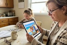 Mia nipote mi ha mostrato le foto delle vacanze sul suo tablet. Un mese prima, mio figlio mi aveva detto che non poteva prestarmi mille euro per il dentista perché stavano appena sbarcando il lunario.