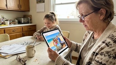 Mia nipote mi ha mostrato le foto delle vacanze sul suo tablet. Un mese prima, mio figlio mi aveva detto che non poteva prestarmi mille euro per il dentista perché stavano appena sbarcando il lunario.