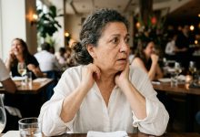 Mi ha chiesto di non dire a suo marito che mi chiamava ogni giorno — sono rimasta in silenzio per sei mesi, finché un giorno lui è venuto da me di persona e mi ha fatto una sola domanda