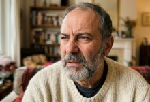 Mia figlia mi ha chiesto di non entrare mai più nella sua vecchia stanza — ho resistito per tre anni, finché una notte non ho sentito un rumore provenire da lì e ho aperto la porta