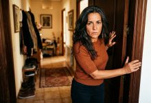 La vicina del piano di sotto ha suonato alla porta e mi ha detto: “Quando cammina, il mio soffitto trema. Si è mai guardata allo specchio?” Io sono rimasta sulla soglia senza sapere cosa rispondere a quella umiliazione. Sì, sono in sovrappeso. Lo so. Ci convivo ogni giorno. Ma questo è il mio appartamento. La mia vita. Lei è rimasta lì ad aspettare una risposta. Ed è stato in quel momento che vent’anni di silenzio sono finiti e io le sono saltata addosso con le parole…