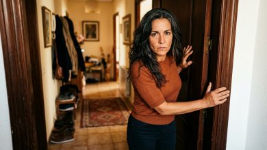 La vicina del piano di sotto ha suonato alla porta e mi ha detto: “Quando cammina, il mio soffitto trema. Si è mai guardata allo specchio?” Io sono rimasta sulla soglia senza sapere cosa rispondere a quella umiliazione. Sì, sono in sovrappeso. Lo so. Ci convivo ogni giorno. Ma questo è il mio appartamento. La mia vita. Lei è rimasta lì ad aspettare una risposta. Ed è stato in quel momento che vent’anni di silenzio sono finiti e io le sono saltata addosso con le parole… La vicina del piano di sotto ha suonato alla porta e mi ha detto: “Quando cammina, il mio soffitto trema. Si è mai guardata allo specchio?” Io sono rimasta sulla soglia senza sapere cosa rispondere a quella umiliazione. Sì, sono in sovrappeso. Lo so. Ci convivo ogni giorno. Ma questo è il mio appartamento. La mia vita. Lei è rimasta lì ad aspettare una risposta. Ed è stato in quel momento che vent’anni di silenzio sono finiti e io le sono saltata addosso con le parole…