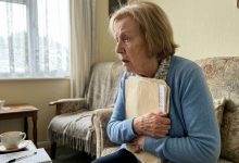 Mio Figlio Aveva Promesso di Prendersi Cura di Me nella Vecchiaia. Dopo Aver Firmato i Documenti, Ho Capito Che Mi Ero Appena Ritrovata Senza Casa.