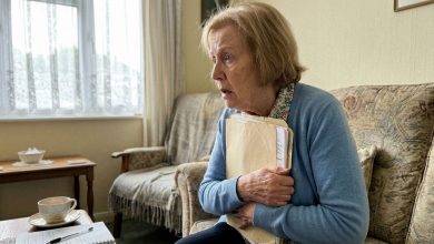 Mio Figlio Aveva Promesso di Prendersi Cura di Me nella Vecchiaia. Dopo Aver Firmato i Documenti, Ho Capito Che Mi Ero Appena Ritrovata Senza Casa.