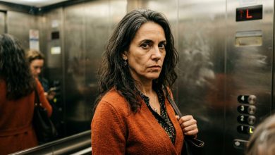 Il vicino di fronte mi ha fermata in ascensore e mi ha detto: «Di nuovo da sola? Suo marito l’ha lasciata o se n’è andata lei?». Con un sorriso. Come se fosse una domanda normale. Le porte dell’ascensore si sono chiuse. Stavamo salendo all’ottavo piano. E in quei trenta secondi gli ho detto tutto quello che pensavo di lui. È uscito in silenzio. E da allora mi saluta senza alzare gli occhi. Il vicino di fronte mi ha fermata in ascensore e mi ha detto: «Di nuovo da sola? Suo marito l’ha lasciata o se n’è andata lei?». Con un sorriso. Come se fosse una domanda normale. Le porte dell’ascensore si sono chiuse. Stavamo salendo all’ottavo piano. E in quei trenta secondi gli ho detto tutto quello che pensavo di lui. È uscito in silenzio. E da allora mi saluta senza alzare gli occhi.