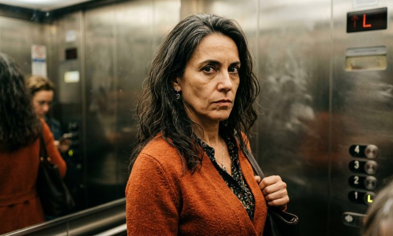 Il vicino di fronte mi ha fermata in ascensore e mi ha detto: «Di nuovo da sola? Suo marito l’ha lasciata o se n’è andata lei?». Con un sorriso. Come se fosse una domanda normale. Le porte dell’ascensore si sono chiuse. Stavamo salendo all’ottavo piano. E in quei trenta secondi gli ho detto tutto quello che pensavo di lui. È uscito in silenzio. E da allora mi saluta senza alzare gli occhi. Il vicino di fronte mi ha fermata in ascensore e mi ha detto: «Di nuovo da sola? Suo marito l’ha lasciata o se n’è andata lei?». Con un sorriso. Come se fosse una domanda normale. Le porte dell’ascensore si sono chiuse. Stavamo salendo all’ottavo piano. E in quei trenta secondi gli ho detto tutto quello che pensavo di lui. È uscito in silenzio. E da allora mi saluta senza alzare gli occhi.