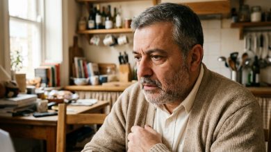 Ho trovato nel taschino del cappotto di mio marito un telefono che non era suo — lui ha detto di averlo trovato e io gli ho creduto, fino al mattino dopo, quando quel telefono ha iniziato a squillare Ho trovato nel taschino del cappotto di mio marito un telefono che non era suo — lui ha detto di averlo trovato e io gli ho creduto, fino al mattino dopo, quando quel telefono ha iniziato a squillare