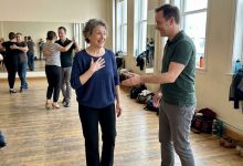 Ho 61 anni e mi sono iscritta a lezioni di ballo. Per la prima volta dal mio divorzio, qualcuno mi ha invitato a ballare il tango. I miei figli dicono che dovrei comportarmi “secondo la mia età”.