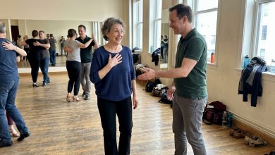 Ho 61 anni e mi sono iscritta a lezioni di ballo. Per la prima volta dal mio divorzio, qualcuno mi ha invitato a ballare il tango. I miei figli dicono che dovrei comportarmi “secondo la mia età”.