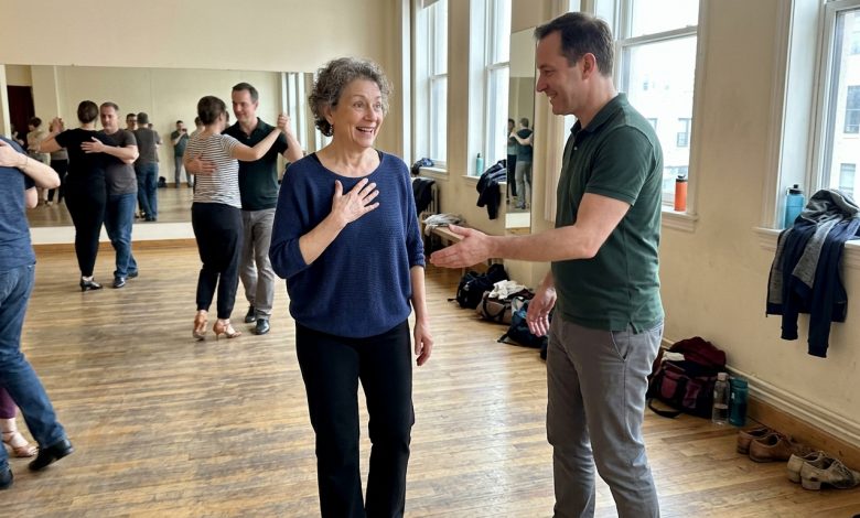 Ho 61 anni e mi sono iscritta a lezioni di ballo. Per la prima volta dal mio divorzio, qualcuno mi ha invitato a ballare il tango. I miei figli dicono che dovrei comportarmi “secondo la mia età”. Ho 61 anni e mi sono iscritta a lezioni di ballo. Per la prima volta dal mio divorzio, qualcuno mi ha invitato a ballare il tango. I miei figli dicono che dovrei comportarmi “secondo la mia età”.