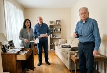 I miei parenti pensavano di rubare a un vecchio cieco — poi si è tolto gli occhiali e li ha guardati dritto negli occhi