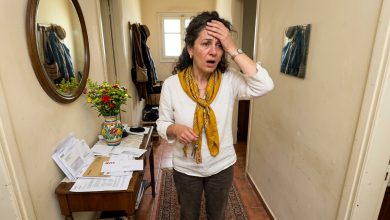 Mio figlio mi ha chiesto di trasferire temporaneamente il suo appartamento a mio nome. Due anni dopo, dice che ora è mio e non vuole più averci a che fare.